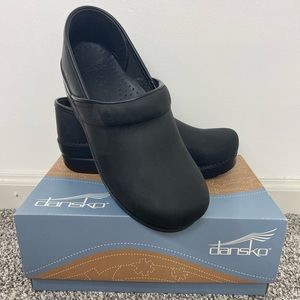 NEW Dansko Narrow Pro Oiled Black Nursing Clogs Shoes
